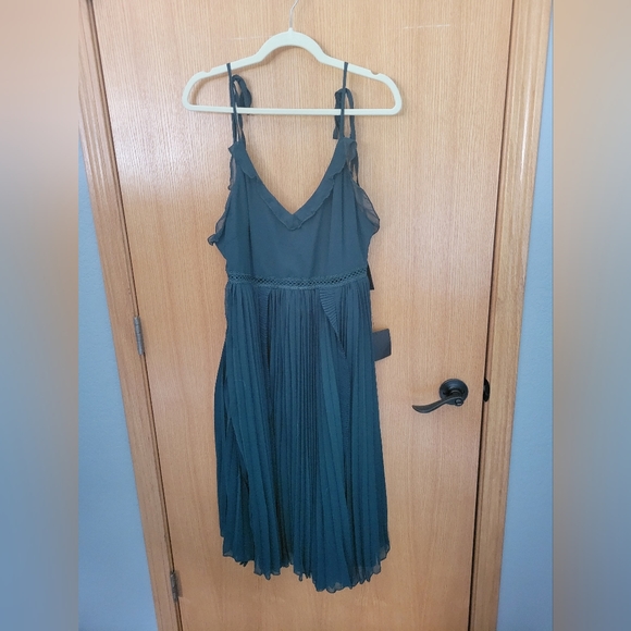 Lulus Forest Green pleated Dress - Picture 2 of 5